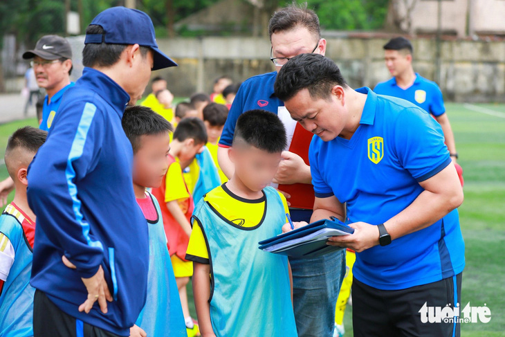 Vụ U11 SLNA nghi gian lận tuổi: Hồ sơ đi học bất thường - Ảnh 2.